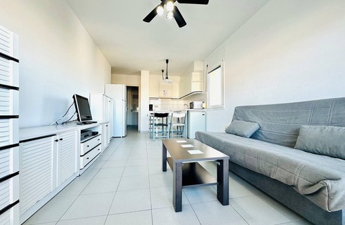 Roses Town Center Apartment | Well it located in front of the fishing port of Roses, very sunny and with fantastic views