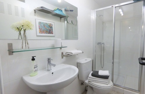 Genil Apartment | WHITE apartment for SKI and ALHAMBRA. Private garage