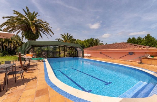 Berreaga-Mendi Villa | Yellow Room at Basquepalace