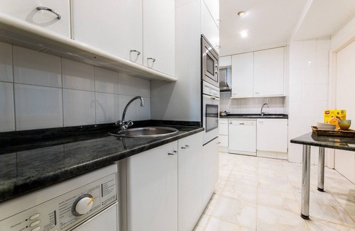 San Sebastian Centro Apartment | ZUBIETA PLAZA: 8 PAX superior apartment. Distinguished and practical. 100 meters from La Concha beach