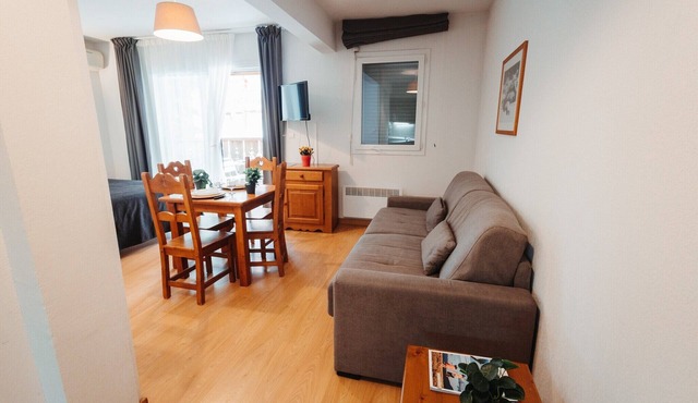 1-Bedroom Apartment near Gondola