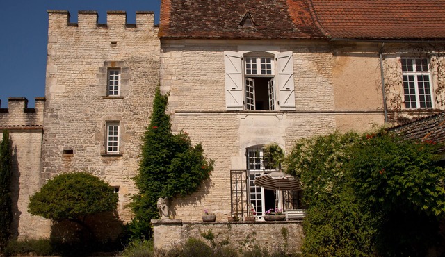16th-century home for 12 people with a pool and AC