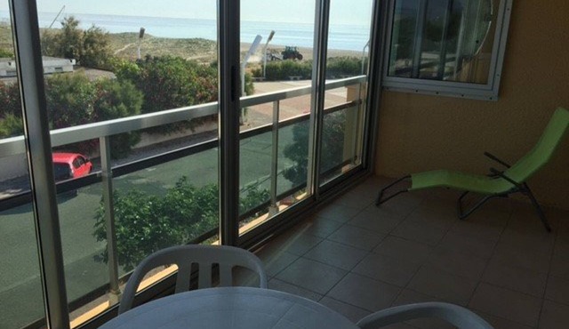 1BR Apartment for 4, beach 20m, parking, washing machine