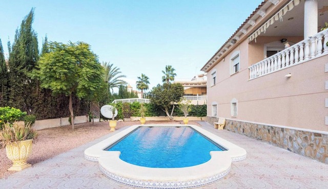 2Bed Apartment - Sleeps 5 - Pool, Parking, Pets