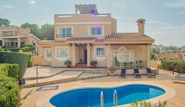 3 Bed House - Sleeps 6 - Pool - Garden - Parking
