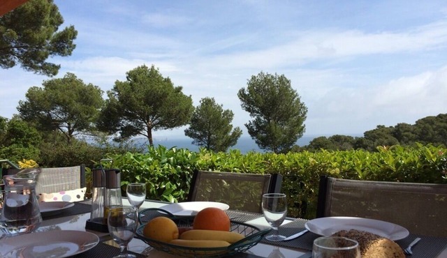3 bedroom semi-detached house in Sa Riera, Begur. Sea views, terrace and shared pool (Ref:H12)
