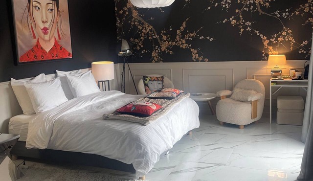 36 m² room with private bathroom, featuring a king-size bed (180)