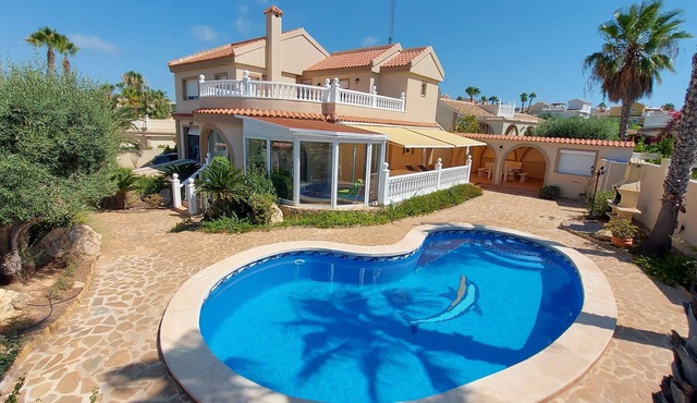5 bedroom, 5 bathroom villa with private pool and bar in Gran Alacant.