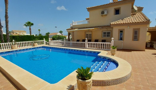 5-bedroom villa with 4 bathrooms, private pool, and bar in Gran Alacant