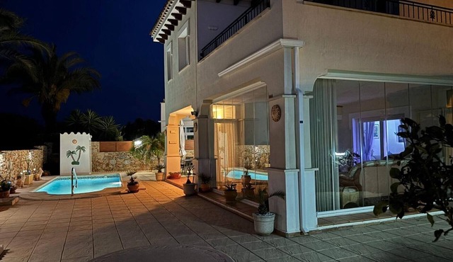 6 Guests - 3BR - Private Pool - Mountain Views