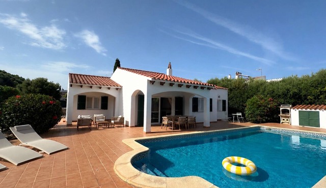 6 person house with private pool and garden