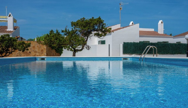 ACOGEDOR APARTAMENTO EN CALAN BOSCH CON PISCINA COMUNITARIA