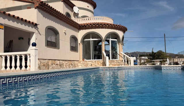 Amarella Costa Dorada House with 3 bedrooms and pool for groups and families