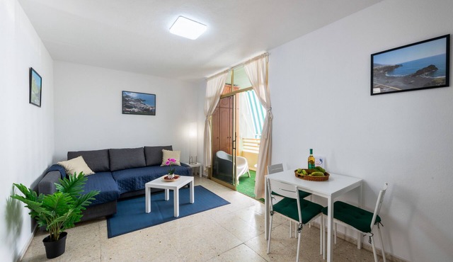 Apartamento 'Brisa De Mar' con vistas a la montaña, balcón y Wi-Fi