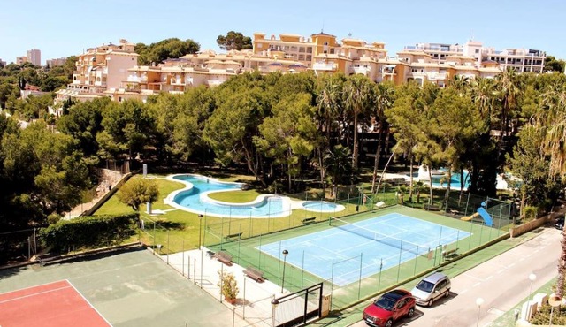 Apartamento con vistas, piscina, tenis y cine