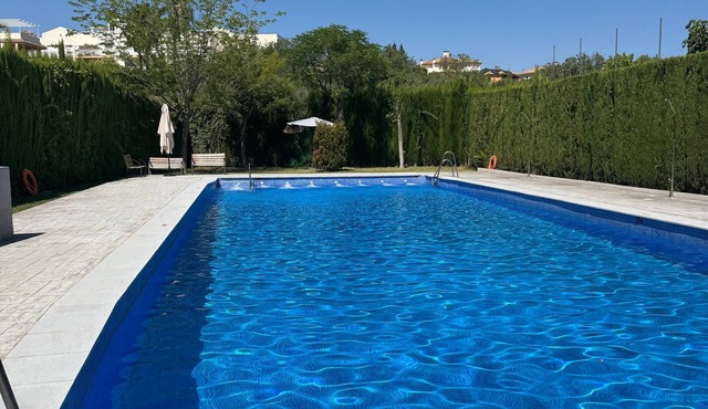 Apartment 'Comodidad Cerca Del Centro Granada' with Shared Pool, Wi-Fi and Air Conditioning