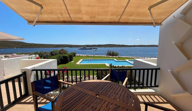 Apartment in very front of the sea