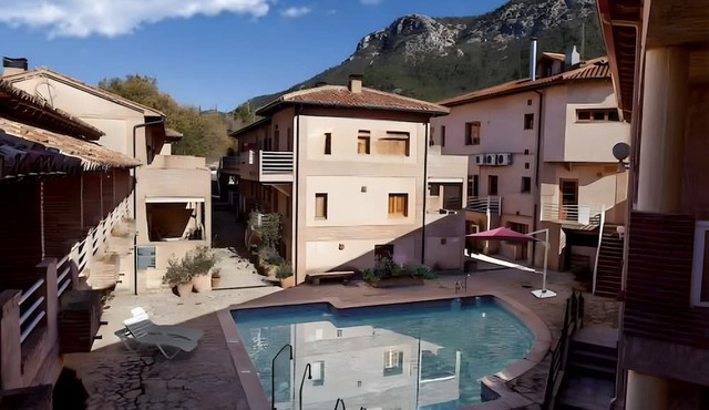 Apartment 'Naroha' with Mountain View, Shared Pool and Wi-Fi