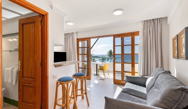 Apartment 'Playa Delphin 305' with Sea View, Balcony and Wi-Fi