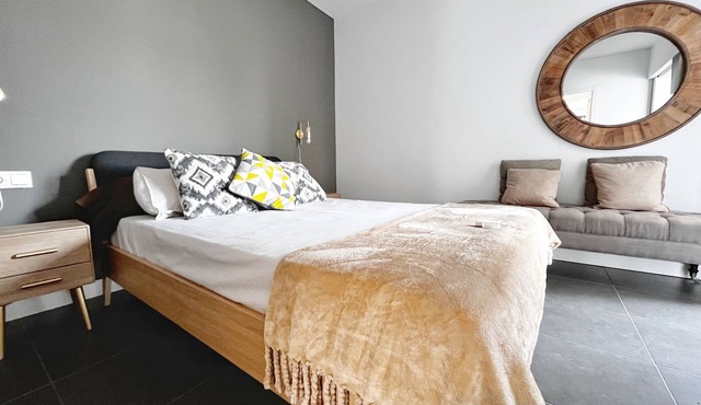 Apartment - Sleeps 4 - Parking - Beach Close