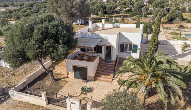 APARTMENT WITH WIFI AND A/C, CLOSE TO BEACHES: SALMOINA COVE AND CALO DES MORO