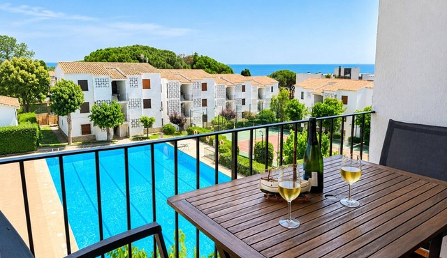 Apartment with terrace, swimming pool and private parking on the Costa Brava