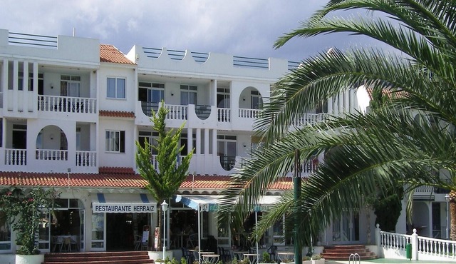 APCOSTAS - Habitat Playa Romana / One Bedroom and bunk beds