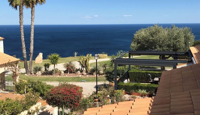 Beautiful 3 bedroom townhouse with sea views