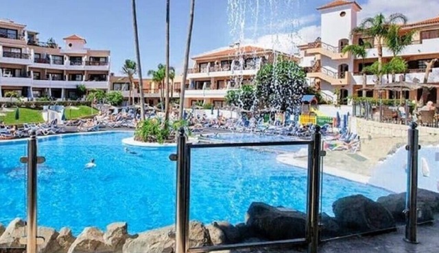 Bib's Pool Side Apartment & Ocean View