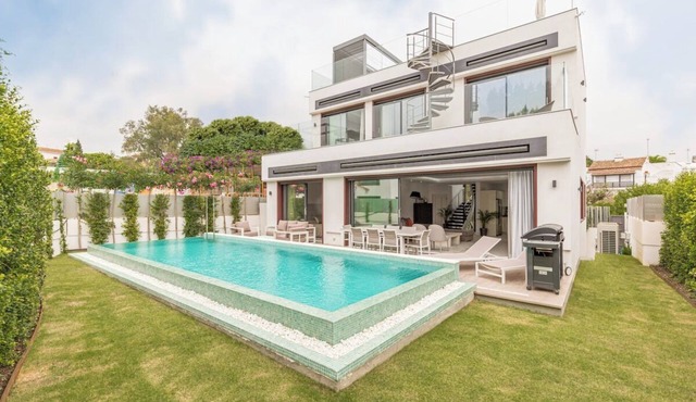 Brand-new Luxurious Modern Villa on the beach