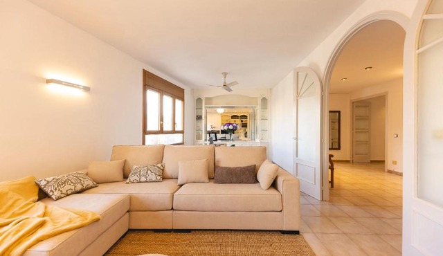 Bravissimo El Lleó, bright 4-bedroom apartment
