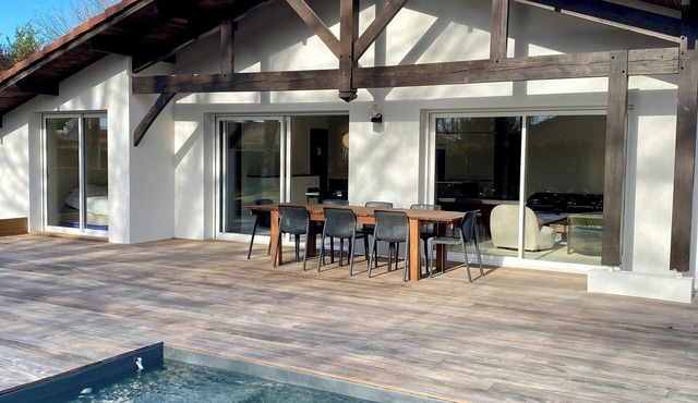 Bright SUN villa with pool, air-conditioning | quiet area, fully renovated