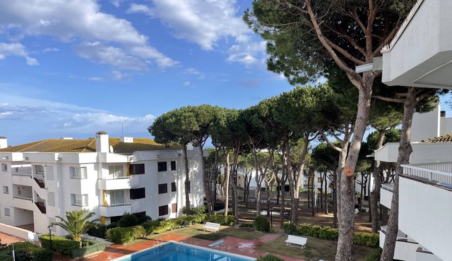 Calella - La Pineda. Walking distance to Beach, w/ swimming pool & parking.