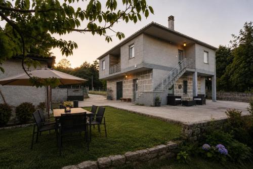 CASA CURUXAS - Casa Completa con Chimenea, Jardín y Barbacoa