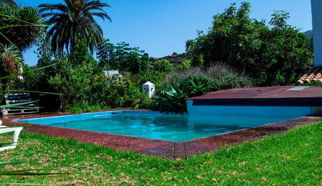 Casa Rural La Bodega con piscina y jardines ideal para familias y mascotas