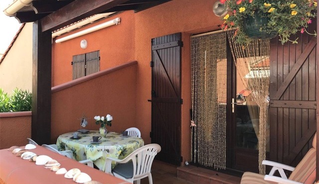 Charming 2-Bedroom Villa with Terrace, 6 Guests, Near Beach and Port, Fully Equipped!