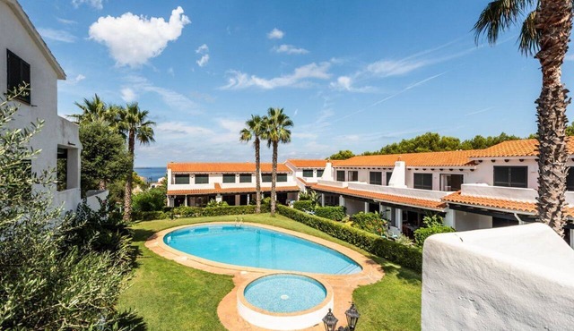 Charming 3-bedroom house with a pool and parking, right next to the beach (Wi-Fi, AC)