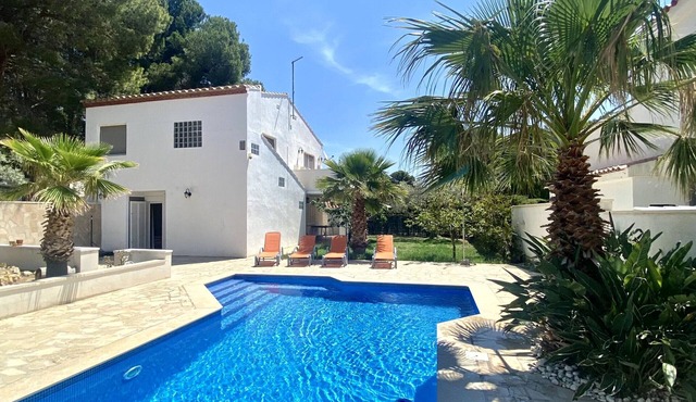 Charming Villa w/Private Pool, Near Beach, Perfect for Families & Groups, L'Ametlla de Mar