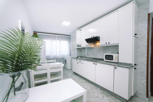 Confort en Arzúa Centro, Apt 1 by CABANA Rentals