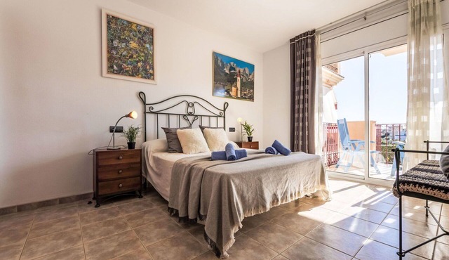 Cosy apartment for 4 people with WIFI, A/C, pool, TV and balcony