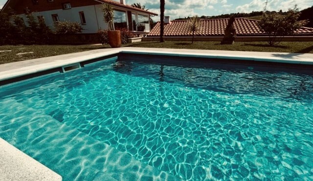 Country home with a pool, 7 minutes from Bilbao and 7 minutes from the beach