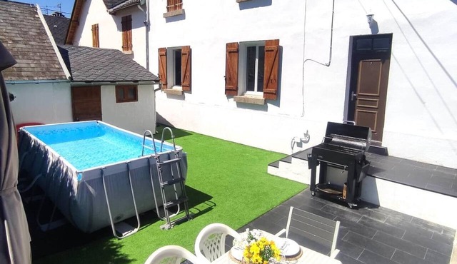Country House in Enveitg with garden, fireplace and WiFi