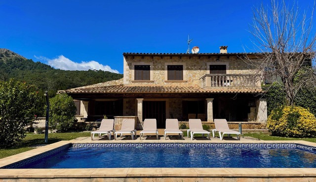 Cozy cottage with garden and pool close to the sea