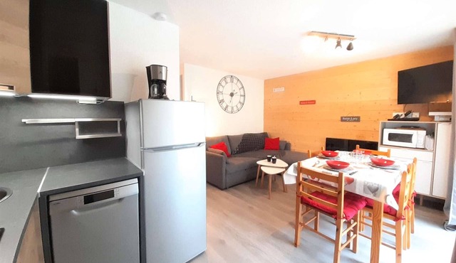 Cozy T3 Sleeps 6 with Balcony, Parking, Wi-Fi, 3-Star Rating in Vignec