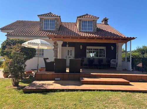 Cumbre- chalet con piscina cubierta y vistas al mar en Sada