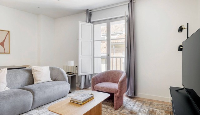 Delightful Malasaña 1BR w/Elevator, nr Shopping, by Blueground