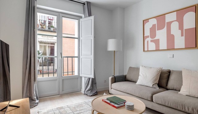 Deluxe Malasaña 2BR w/Elevator, nr Mercado, by Blueground