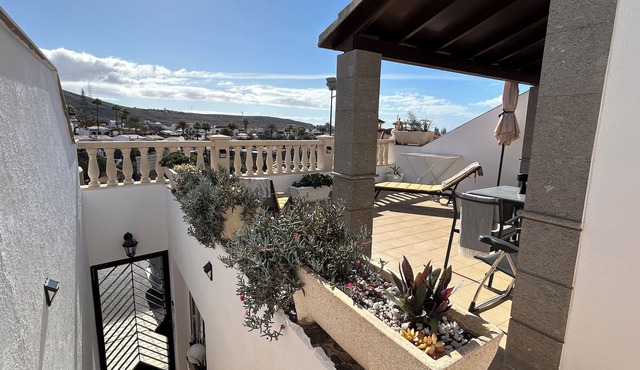 Deluxe Vacation Home mountain Town & Sea views, Privat Terrace + 5G WiFi/SatT.V