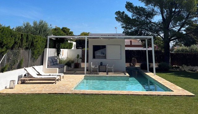 Design 3-bedroom chalet 10-min walk to the beach with studio-office by the pool
