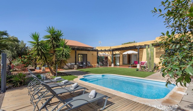 El Refugio Vacation Home with Mountain Views, Private Pool, and Wi-Fi